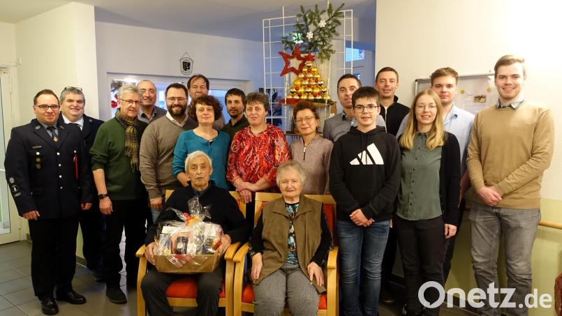 Wilhelm Staufer (vorne, zusammen mit Ehefrau Rita) feierte im Kreis seiner Kinder und Enkel mit den Gratulanten der Feuerwehr Falkenberg, dem Fuchsmühler Bürgermeister Wolfgang Braun und dem Falkenberger Bürgermeister Matthias Grundler. Bild: Michaela Staufer/exb