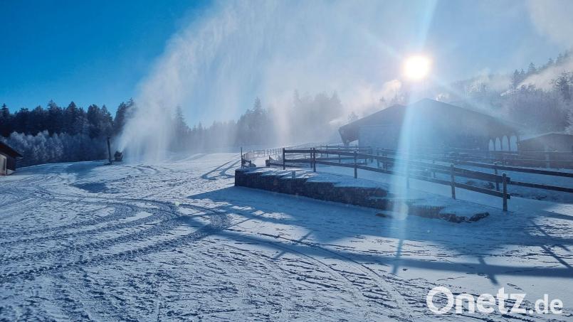 Am Ochsenkopf laufen bereits die ersten Schneekanonen. Bild: Wilhelm Zapf/exb