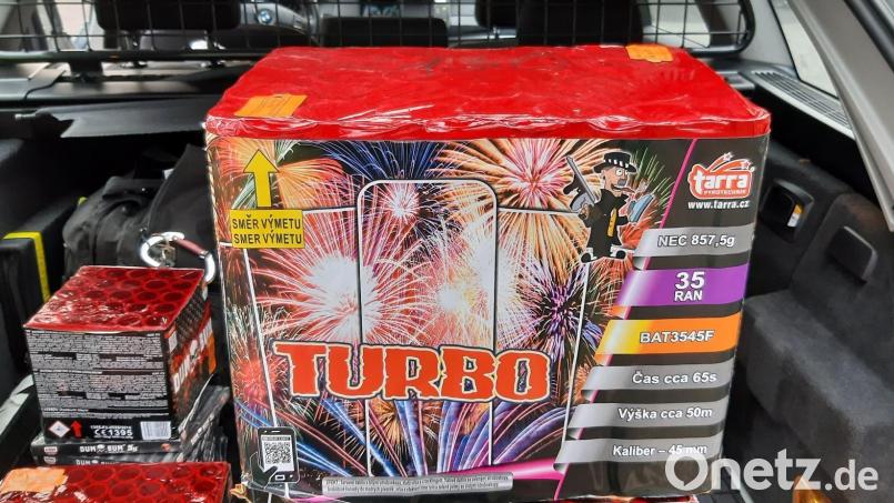 Bis unter die Fahrzeugdecke seinen Kofferraum mit verbotener Pyrotechnik vollgestopft hatte ein 30-jähriger Rumäne, den die Bundespolizei im Raum Waldsassen kontrollierte. Bild: Bundespolizei/exb