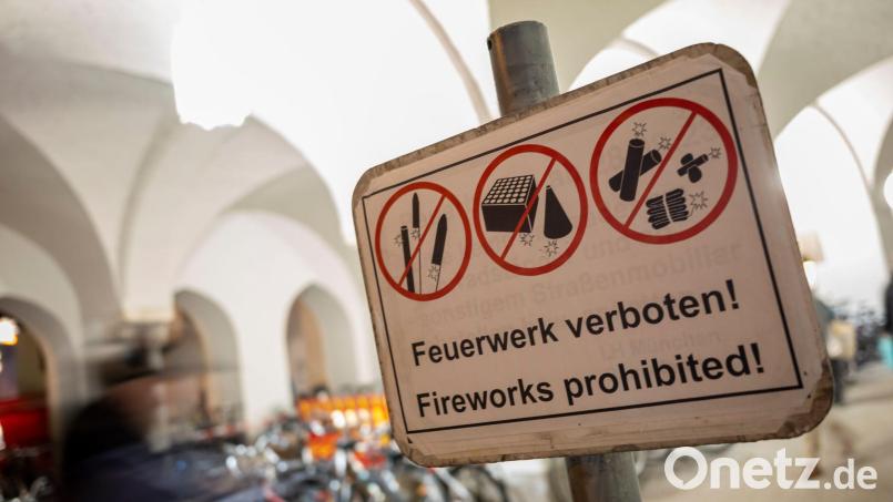 In Bayerns Innenstädten - hier in München - gelten zum Jahreswechsel wieder weiträumige Böllerverbotszonen. (Archivbild) Bild: Peter Kneffel/dpa