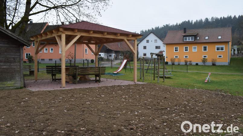 Der neue Dorftreff in Trefnitz konntet mit finanzieller Unterstützung aus dem Regionalbudget 2024 des ILE Brückenland Bayern-Böhmen errichtet werden. Auch für 2025 können wieder Förderanträge gestellt werden. Bild: bnr
