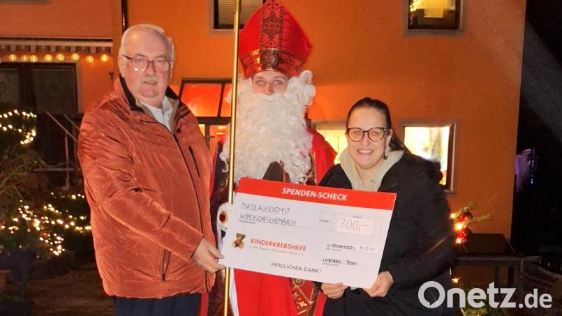 Der Vorsitzende der Kinderkrebshilfe Herbert Putzer (links) freut sich über die Spende vom Nikolausteam aus Windischeschenbach. Bild: Stephan Schieder