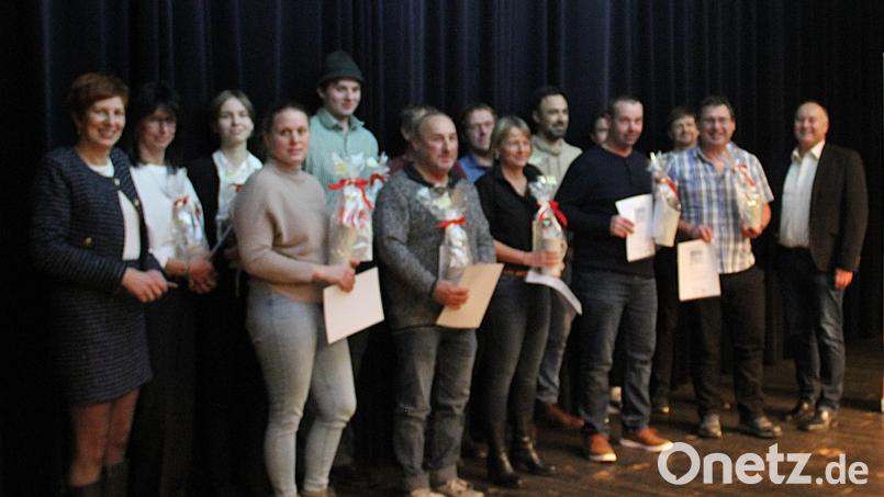 Geschenke und Urkunden gibt es bei der Weihnachtsfeier für die Jubilare der Firma Steininger. Bild: Steininger GmbH/exb
