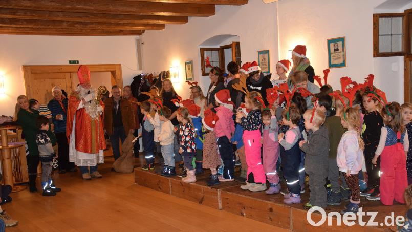 Wegen des schlechten Wetters beschenkt der Hohenburger Nikolaus im Bürgersaal des Rathauses die Kindergartenkinder aus Hohenburg und Mendorferbuch. Bild: bö
