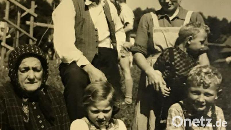Josef Moosburger mit seiner Familie, er ist der Bub ganz rechts. Bild: mma