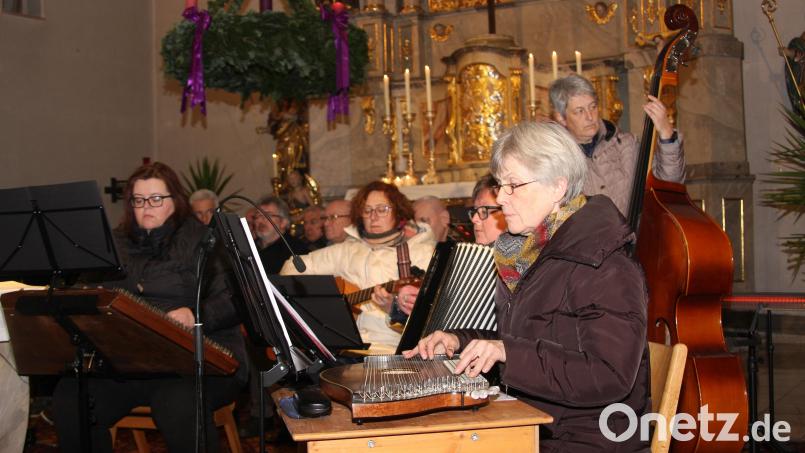 Der Stiftländer Heimatverein hatte als Veranstalter auch die Hutzamusi in die Kirche entsandt. Bild: wro