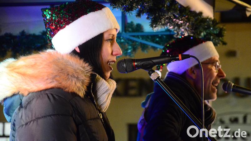 &quot;Tunes for Two&quot; in der Musikhütte auf dem Weidener Christkindlmarkt. Bild: Kunz