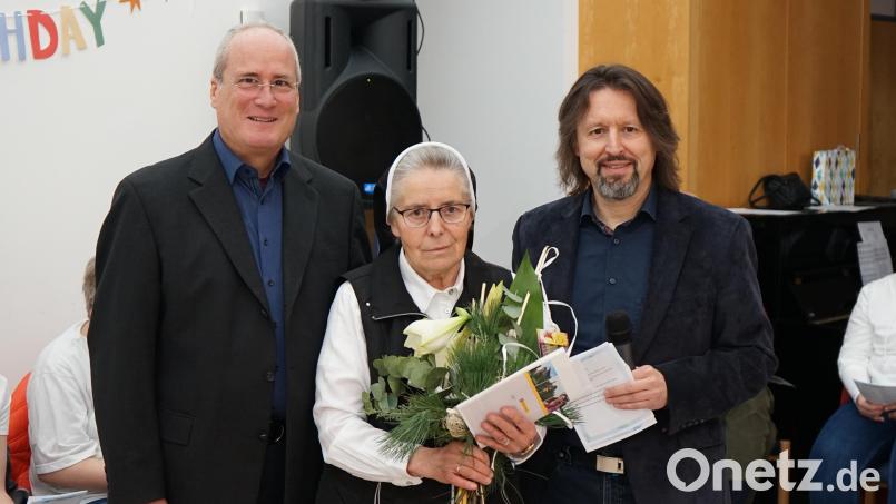 Gesamtleiter Peter Miltenberger (links) und sein Stellvertreter Bernhard Kallmeier (rechts) gratulieren im Namen von Regens Wagner Michelfeld Schwester M. Madlen Kolbrand zum 80. Geburtstag. Bild: Regens Wagner / Matthias Flierl