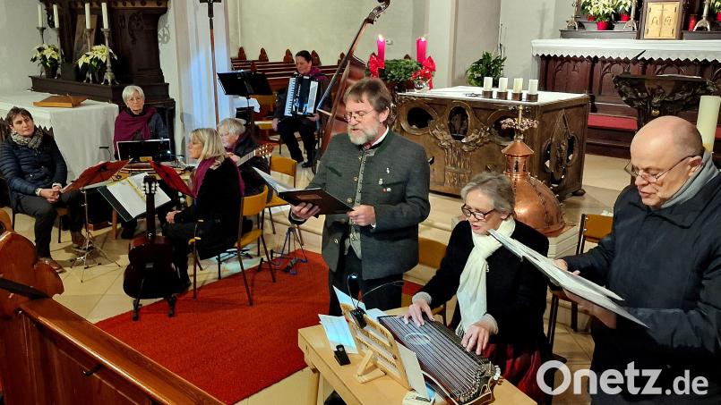 Heiteres und Besinnliches brachten die beiden Gruppen in der Kirche St. Marien zu Gehör. Rechts &quot;Sie und de Zwoa&quot;. Bild: R. Kreuzer