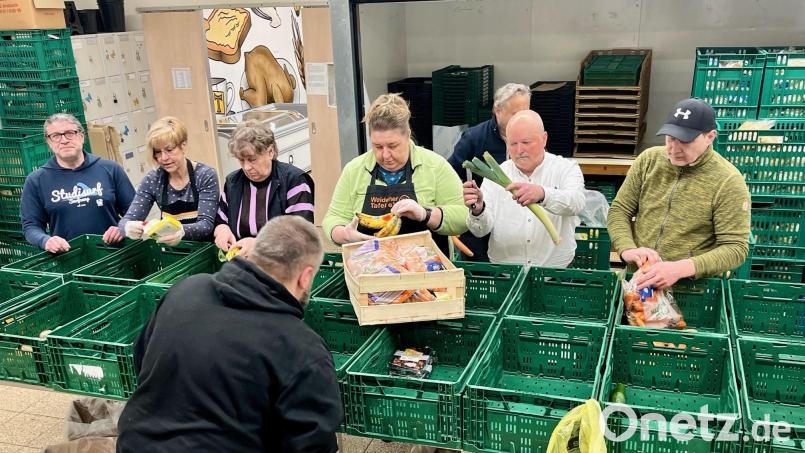 Kurz vor der Ausgabe am Montag gibt es für das Tafel-Team (hier mit dem zweiten Vorsitzenden Ernst Cornel, Zweiter von rechts) jede Menge zu tun, um die Regale im Verkaufsraum zu bestücken. Bild: Gabi Schönberger