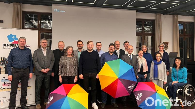 Ein Teil der Mitglieder des Begleitausschusses – sie und elf weitere gestalten die Partnerschaft für Demokratie im Landkreis Tirschenreuth: (von links) Jürgen Kirchmann, Martin Kneidl, Georg Flierl, Angelika Schraml, Jürgen Bayer, Jonas Prauschke, Andreas Malzer, Marco Vollath, Wolfgang Bauer, Max Siller, 2. Landrat Dr. Alfred Scheidler, Barbara Schönauer, Koordinatorin Sonja Schmid, Dr. Dorothea Woiczechowski Fried, Theresia Kunz, und Doris Scharnagl Lindinger. Bild: Landratsamt Tirschenreuth/Schedl Lena