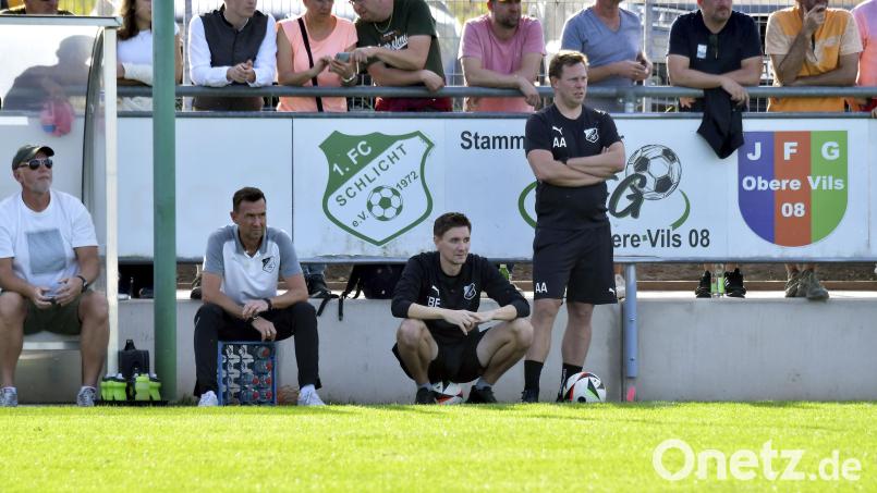 Bastian Ellmaier (Zweiter von rechts) und Thomas Pirner (Zweiter von links) bleiben das Trainerduo in Schlicht. Archivbild: Hubert Ziegler