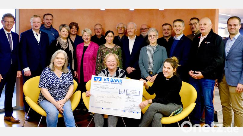 Freudige Gesichter gab es bei der Spendenübergabe mit der Geschäftsleitung der VR-Bank Amberg-Sulzbach eG (hinten, von links) Andreas Reindl und Martin Sachsenhauser sowie Florian Rauch, Innenleiter (rechts). Bild:  Tom Retzer, VR Bank Amberg-Sulzbach eG
