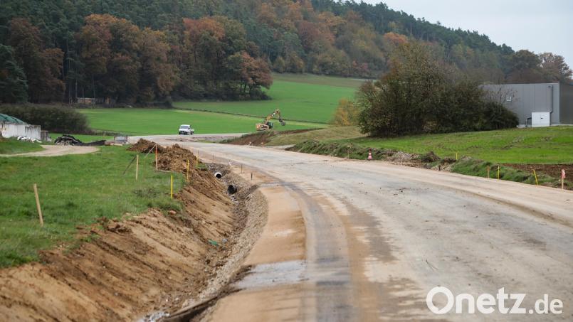 Die Staatsstraße 2040 zwischen Amberg und Nabburg wird saniert. Hier, zwischen Engelsdorf und Paulsdorf, sollen die Arbeiten Ende November abgeschlossen sein. Bild: Wolfgang Steinbacher