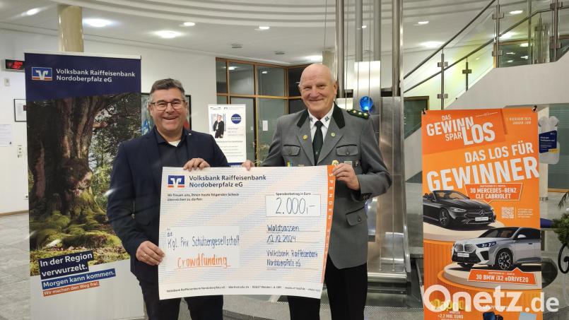 Thorsten Meier (links) überreichte Schützenmeister Alfred Koch den symbolischen Scheck. Bild: Anita Gschwend