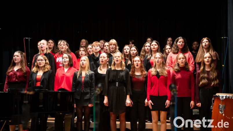 Der Große Chor der Dr.-Johanna-Decker-Schulen (Leitung: Franz Hanauska) überzeugte mit seinen dreistimmigen Liedern. Bild: Hendrik Rosenboem
