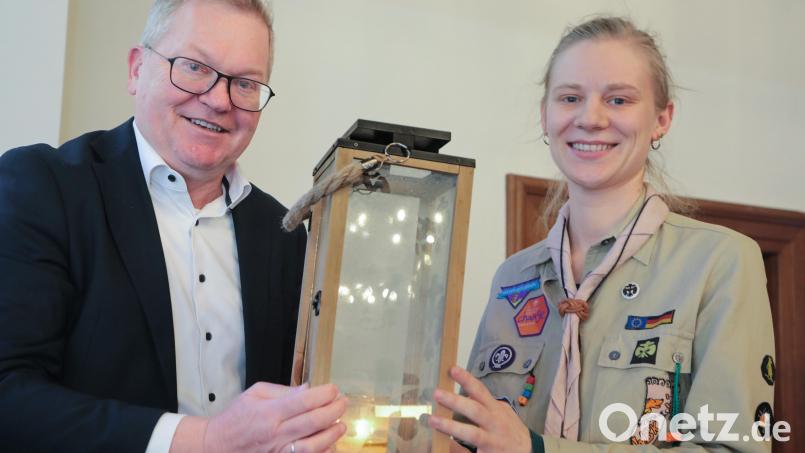 Die Pfadfinderin und Hebamme Eva Kronfeld überreichte in diesem Jahr das Friedenslicht aus Bethlehem an Oberbürgermeister Michael Cerny. Bild: Wolfgang Steinbacher