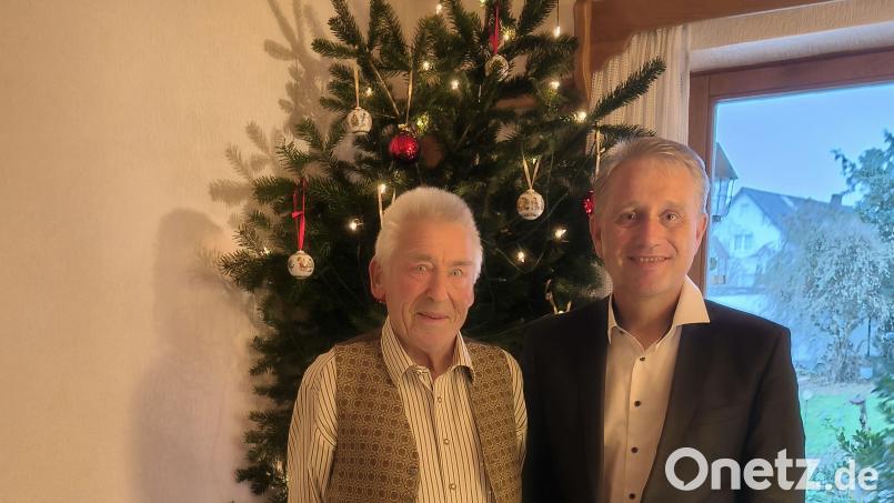 Bürgermeister Hermann Böhm (rechts) dankt Hermann Kederer bei seinem Gratulationsbesuch für dessen jahrzehntelanges Engagement zum Wohle der Gemeinde. Bild: Martina Reindl