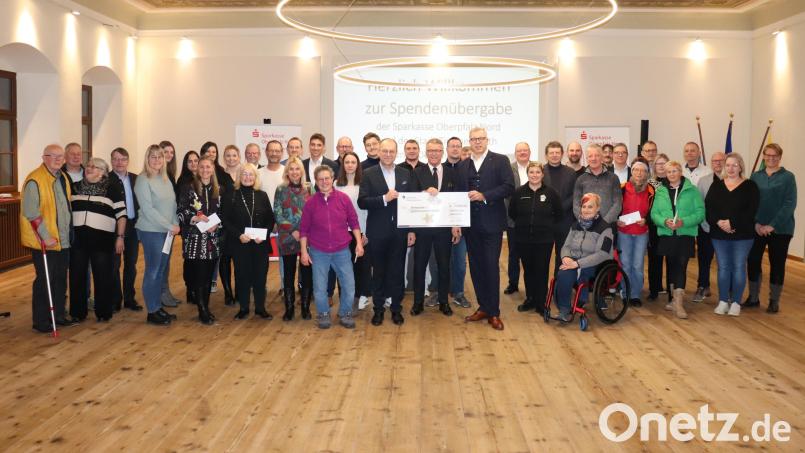 Hans-Jörg Schön, Franz Stahl und Jens Michael Heine (Bildmitte, von links) überreichten einen symbolischen Spendencheck an mehr als 40 Tirschenreuther Vereine. Bild: Stadt Tirschenreuth/Nico Wiesend/exb