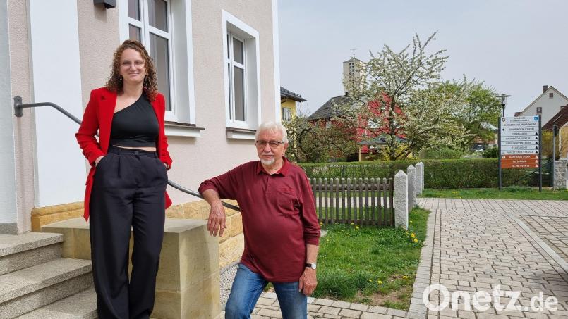 Quartiersmanagerin Franziska Schraml-Pöllmann und Seniorenbeauftragter Gerhard Przetak kümmern sich in Schwarzenbach bei Pressath um die Belange der Senioren. Sie haben viel bewegt, aber auch noch offene Wünsche. Bild: Sonja Kaute