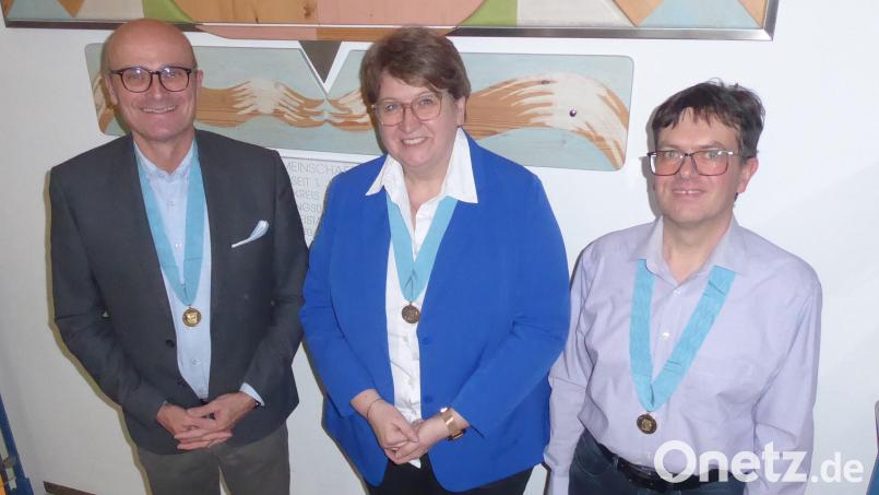 Maximilian Beer (Markt Schwarzhofen), Anita Forster (Gemeinde Dieterskirchen) und Markus Dauch (Markt Neukirchen-Balbini) (von links) tragen gerne bei geeigneten Anlässen ihre historischen Bürgermeistermedaillen, die auf der Vorderseite das Wappen und den Namen der Gemeinde ziert und auf der Rückseite das Staatswappen des Freistaates Bayern. Bild: Birgitta Pittner, VG Neunburg/exb