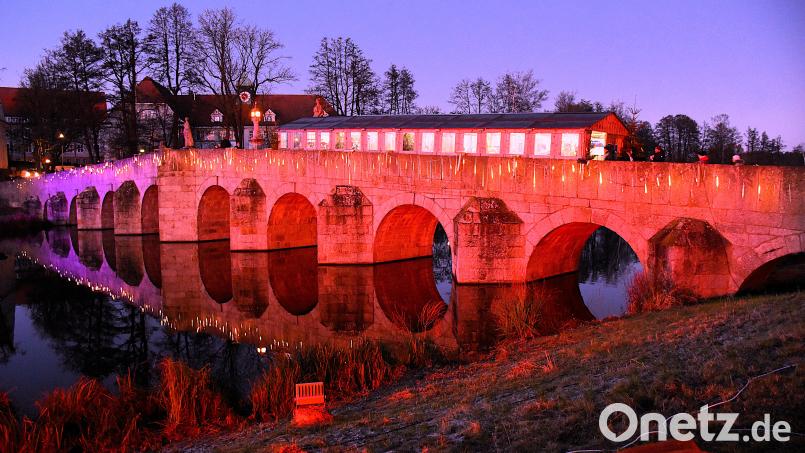 Auch etwa 350.000 LEDs sorgten im Fischhofpark für beste Stimmung beim kunsthandwerklichen Weihnachtsmarkt. Bild: ubb