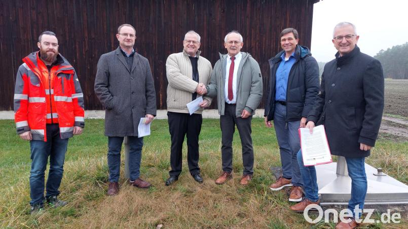 Vertreter der städtischen Wasser- und Fernwärmeversorgung Schwandorf sowie der Kommunen Schwandorf und Steinberg am See besiegelten den neuen Trinkwasserverbund. Bild: Michael Weiß/VG Wackersdorf-Steinberg am See