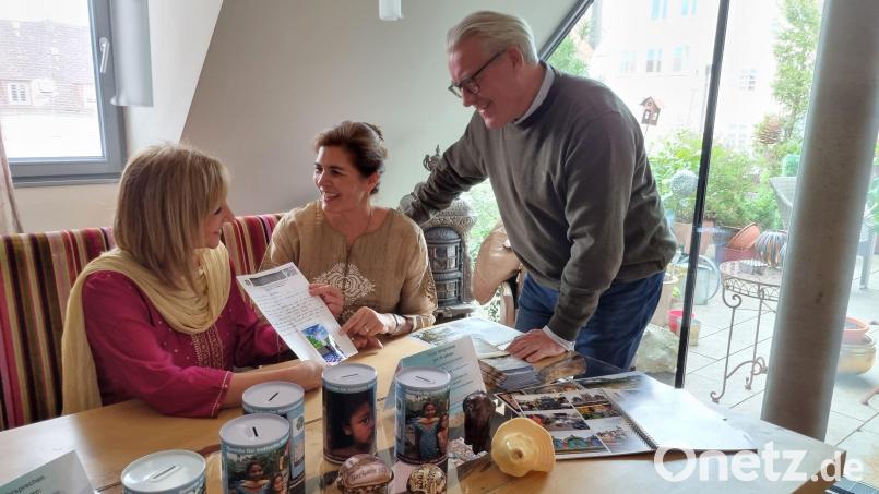 Christine Beck (links) zeigt Barbara Loughran-Dietz und Thomas Ebnet von &quot;Hoffnung für Menschen&quot; einen Brief mit Foto von ihrem indischen Patenkind, das inzwischen erwachsen ist und eine Ausbildung beendet hat. Bild: Sonja Kaute