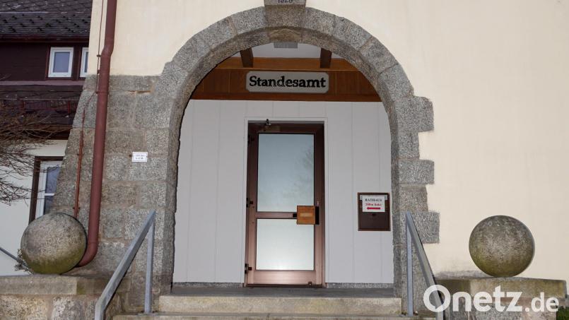 1920 wurde die Volksschule erbaut und im Laufe der Zeit zum Rathaus umfunktioniert. Dort wo einst die Sparkasse beheimatet war, steht über dem Eingang „Standesamt“. Bis 2026 wird nun aus dem „Alten Rathaus“ ein Bürgerhaus mit Standesamt. Bild: bkr