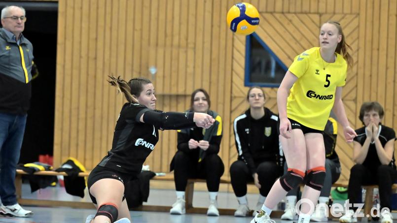 Schöne Abwehraktion von Marie Heidlinger (links) vom SV Hahnbach, beobachtet von Lisa Kölbel (rechts). Hahnbach verlor gegen Erfurt mit 0:3. Bild: Hubert Ziegler