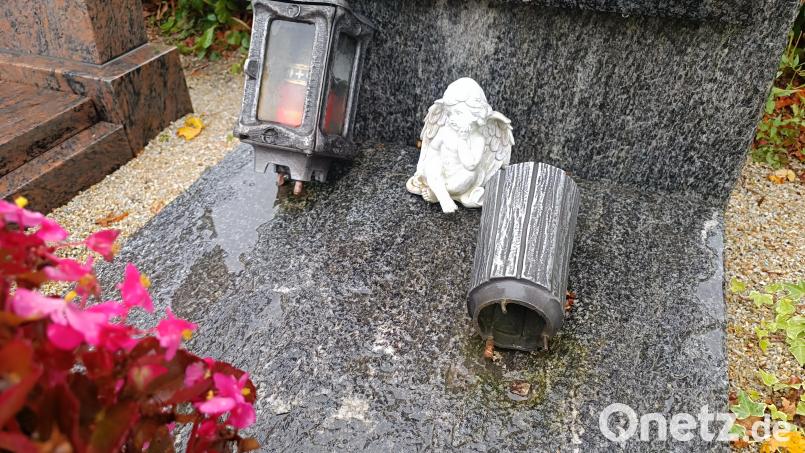 Auf dem Friedhof in Wiesau hatten es Diebe auf Grabschmuck abgesehen - waren dann aber ohne Beute geflüchtet und hinterließen etliche Gräber beschädigt. Archivbild: Peter Nickl
