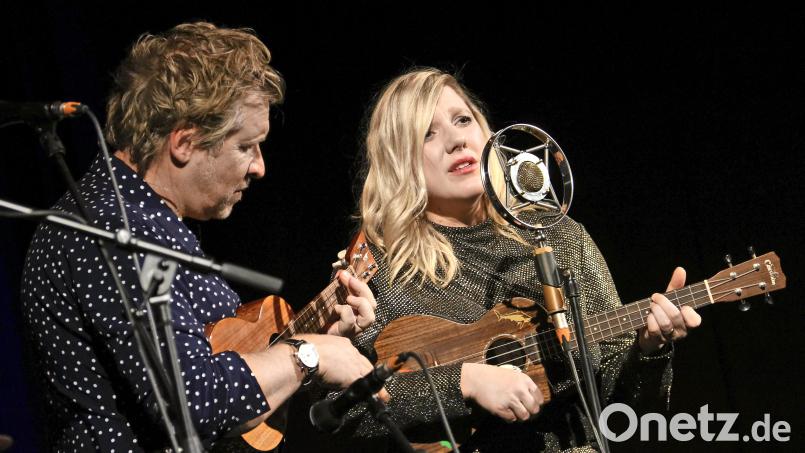 Claudia Koreck, begleitet von ihrem Ehemann Gunnar Graewert, baute am Samstagabend in der ausverkauften Marktredwitzer Stadthalle gekonnt weihnachtliche Stimmung auf. Bild: Andrea Herdegen