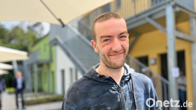 Matthias (30, ausgebildeter Sanitäter) ist seit Januar einer der ersten Bewohner im neu gebauten Ursula-Barrois-Haus, fühlt sich dort von der Stadt und dem Verein „Die Initiative“ gut betreut und ist optimistisch, dass er in absehbarer Zeit Arbeit und eine eigene Wohnung finden wird. Bild: Gabi Schönberger