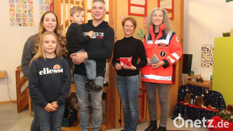 Andrea Hughes (Erste von rechts) und daneben Anja Thalhauser danken Christian Käs für die 2000-Euro-Spende. Bild: Josef Pilfusek