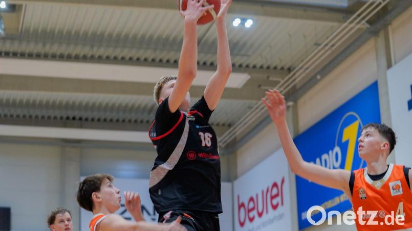 Paul Kreutzmeier (Mitte) war bester Korbjäger der Witt Hunters Weiden. Bild: Martin Schweitzer/exb