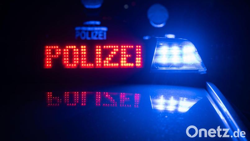 Im Bereich Blößnerstraße zur Katharinenfriedhofstraße in Amberg kam es zu einem Autounfall. Symbolbild: Marijan Murat/dpa