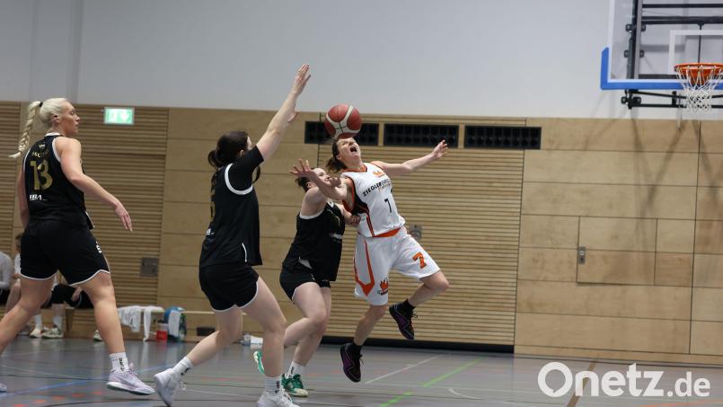 Tabellenführer Jena setzt gegen die DJK auch auf seine physischen Vorteile. Hier geht eine Gegenspielerin gegen Neustadts Barbara Meier sehr rustikal zur Sache. Bild: Dieter Jäschke