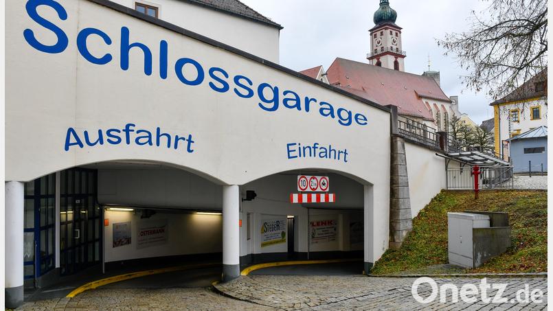 Die erste Stunde ist das Parken in der Sulzbach-Rosenberger Tiefgarage kostenlos. Dennoch nehmen viele, die für kurze Einkäufe in die Altstadt fahren, das Angebot nicht wahr, weil das Parken direkt vor den Geschäften bequemer ist und sie nicht in der engen Schlossgarage rangieren wollen. Bild: Petra Hartl