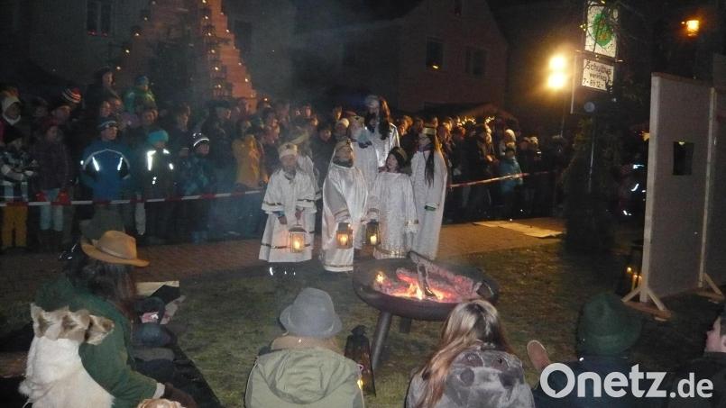Engel und Hirten am Lagerfeuer. Die Kaltenbrunner Marktweihnacht ist stimmungsvoll. Bild: bk