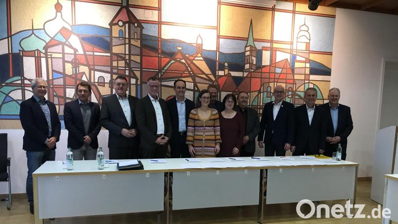 Steffen Schneider und Professor Dr. Markus Brautsch (links) sowie die unterzeichnenden Bürgermeister zusammen mit Katja Stiegler und Doris Beer von der AOVE nach der Gründung des Regionalwerks. Auch Landrat Richard Reisinger (rechts) ist voll des Lobes. Bild: mma