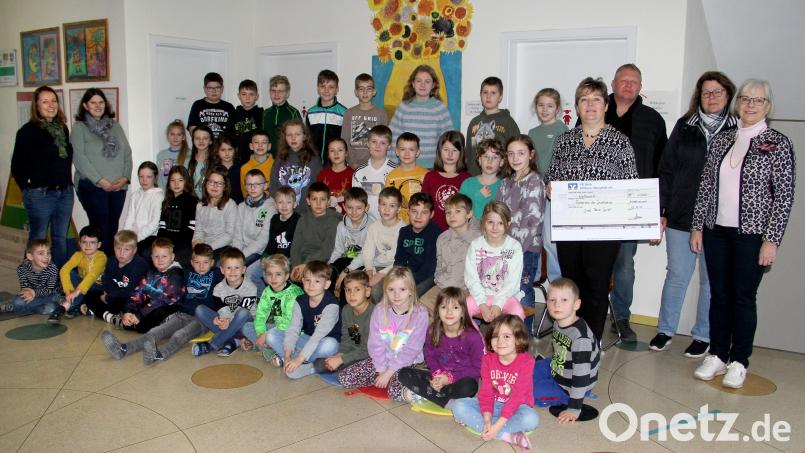 Auch die Schulkinder dürfen an der Spendenübergabe teilnehmen. Mit im Bild (von rechts) Rektorin Ortrud Sperl, das Unternehmerehepaar Brigitte und Christian Bauer, Fördervereinsvorsitzende Doris Prey sowie (von links) Klassenleiterin Fiona Hauser-Kroner und Fachlehrerin Anja Eckert. Bild: Josef Böhm