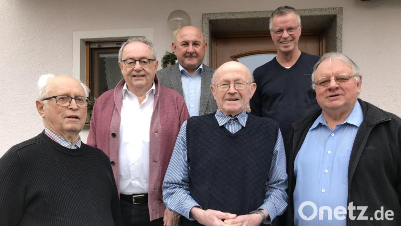 Ruhestandsgeistlicher Hans Peter Heindl, Altbürgermeister Hans Kummert und Zweiter Bürgermeister Georg Götz gratulieren Andreas Wendl (Mitte) zusammen mit seinem Schwiegersohn Hermann Falk und dem Nachbar Otto Weiß (von links). Bild: mma