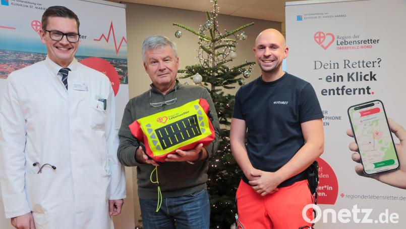Prof. Dr. Christoph Birner, Chefarzt der Klinik für Innere Medizin (links), und Dr. Sebastian Morcinek (rechts) vom Klinikum St. Marien freuen sich über rund 100 sogenannte Rollbags für Ersthelfer. Sie konnten von einer 5000-Euro-Spende der Conrad-Stiftung aus Hirschau angeschafft werden, die Michael C. Geiss (Mitte) als deren Vertreter offiziell übergab. Bild: Wolfgang Steinbacher
