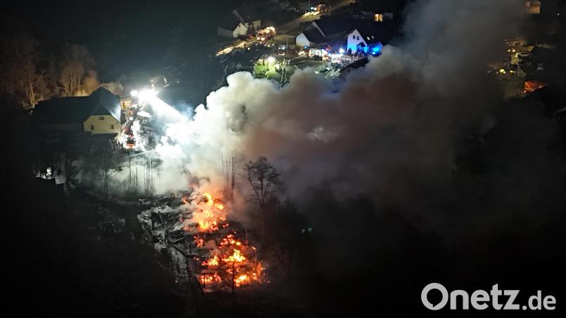 Einsatzkräfte von Feuerwehren sind beim Brand eines Sägewerks im Fichtelgebirge im Einsatz. Das Feuer löste einen Großeinsatz aus, insgesamt waren 235 Einsatzkräfte vor Ort. Das Feuer sei aus bislang unklaren Gründen in der Nacht ausgebrochen, sagte ein Polizeisprecher. Bild: Stephan Fricke/dpa/NEWS5