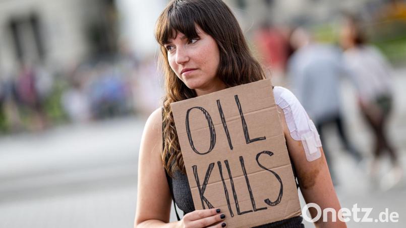 Carla Hinrichs erklärt das Ende der Letzten Generation unter diesem Namen (Archivbild) Bild: Fabian Sommer/dpa