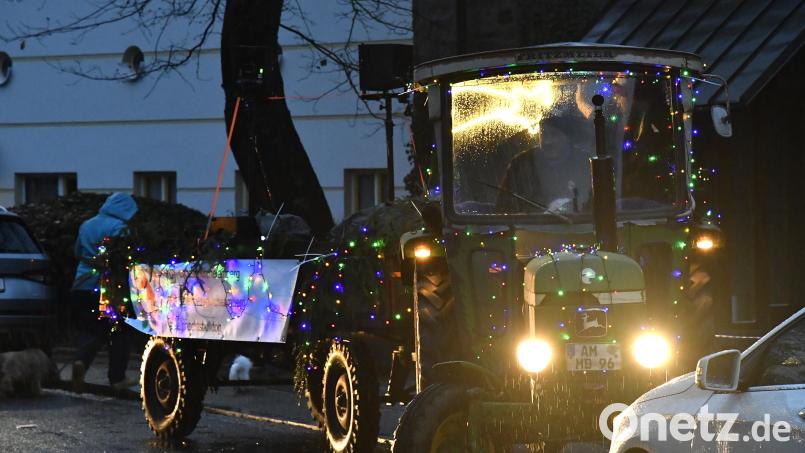 Der Weihnachtsbulldog der Erlöserkirche ist am Freitag wieder mit viel Musik an Bord in Amberg unterwegs. Archivbild: Petra Hartl