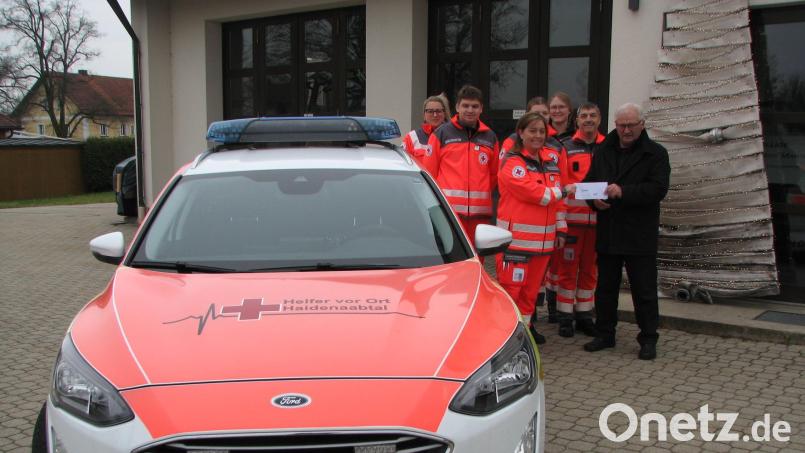 Freudig nimmt Carmen Stubenvoll eine Spende von Altbürgermeister Josef Wittmann für die Helfer vor Ort entgegen. Bild: knh