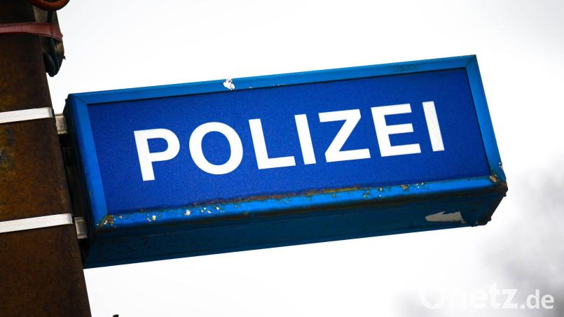 Die Kriminalpolizei bittet um Zeugenhinweise zu einem Raubüberfall in der Regensburger Innenstadt. Unbekannte bedrohen einen 20-Jährigen mit einem Messer und fliehen mit einer Beute im hohen dreistelligen Bereich. Symbolbild: Sina Schuldt/dpa