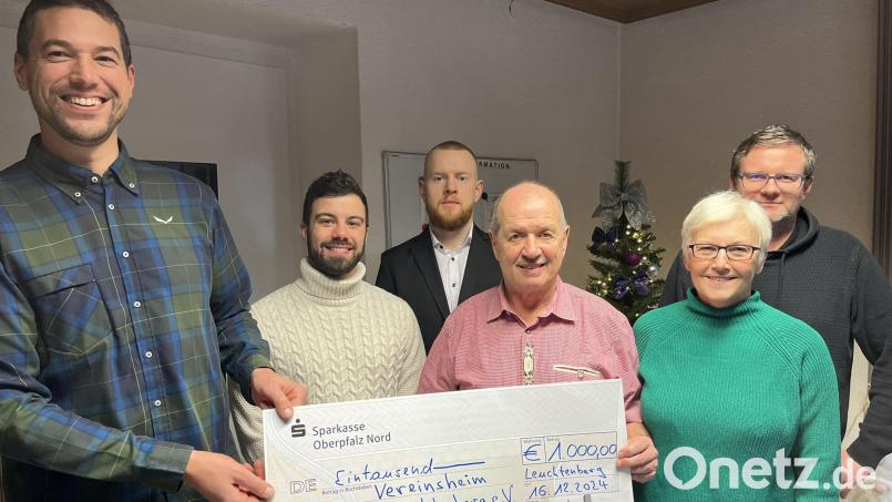 Die G &amp; R Maier Versicherungsmakler GmbH in Leuchtenberg übergibt 1000 Euro an die Vorsitzenden des neuen Vereins &quot;Vereinsheim Leuchtenberg e.V.&quot;. Bild: Christian Maier