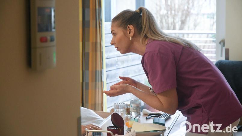 Stefanie Baumgärtel fragt Frau M., was sie ihr zum Frühstück zubereiten darf. &quot;Das Wichtigste an meiner Arbeit ist, dass ich direkt am Menschen bin und dass der Gast weiß, dass er sich auf mich verlassen kann&quot;, sagt die Pflegefachkraft über ihren Beruf. Bild: Gabi Schönberger